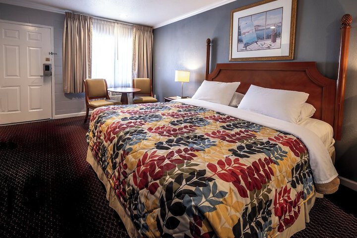 Basic King Bed (16 of 23)