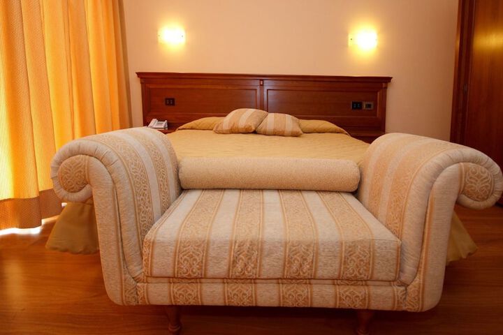 Room 4 of 32