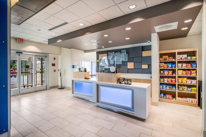 Lobby lounge