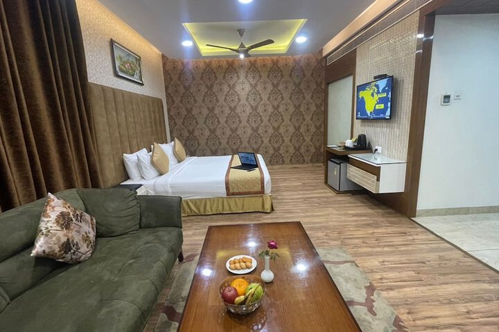 Room 10 of 77