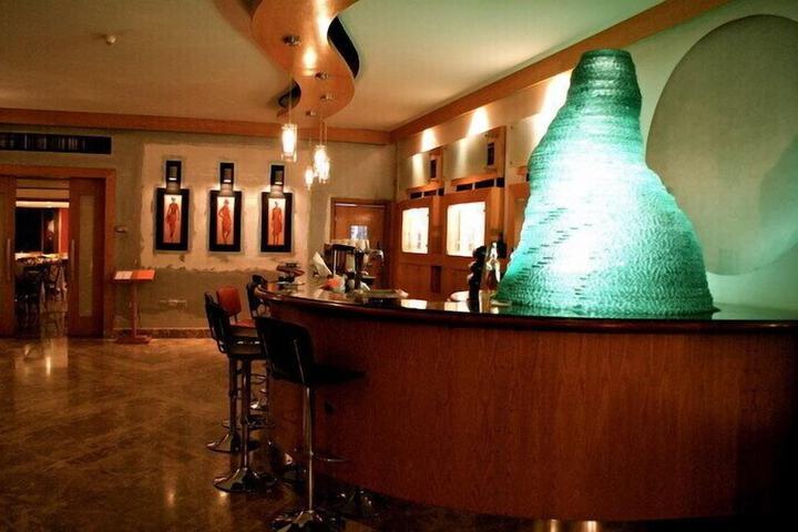 Lounge 32 of 42