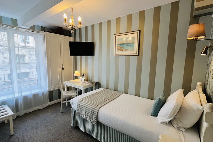 Room 11 of 34