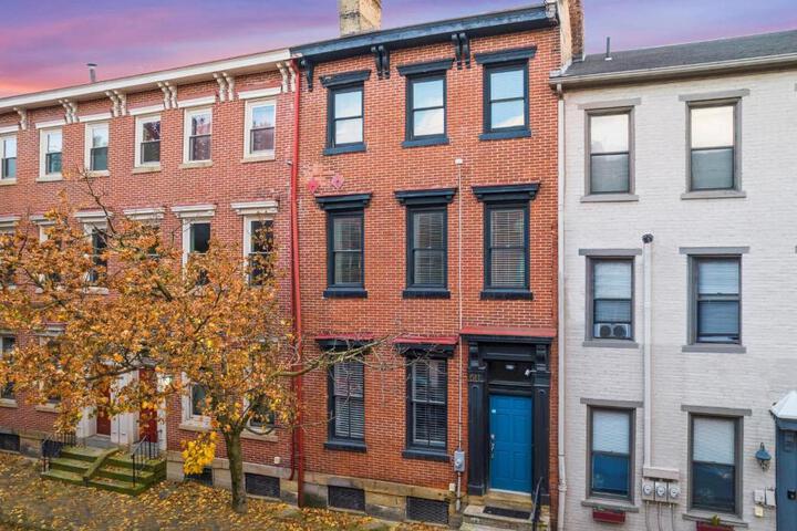 Stylish 4 Bedroom Loft Home North Shore, City Skyline View Close to NHL, NFL in Pittsburgh, PA