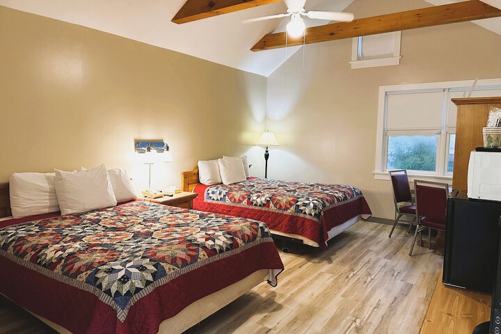 2 Queen Beds Not Pet Friendly (1 of 15)