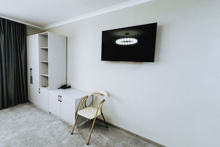 Room 7 of 33