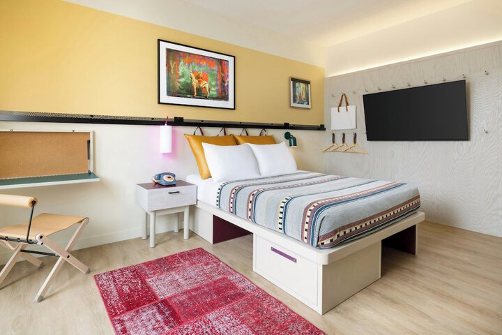 Room 17 of 39