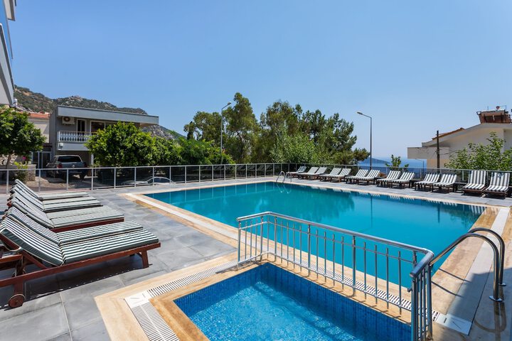 Pool 52 of 102