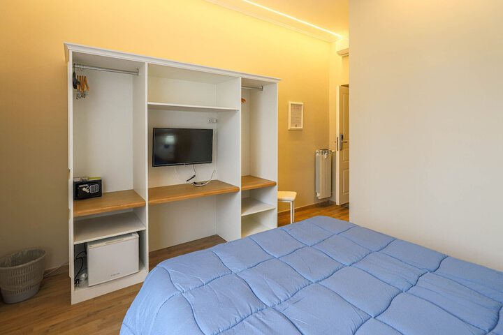 Room 13 of 33