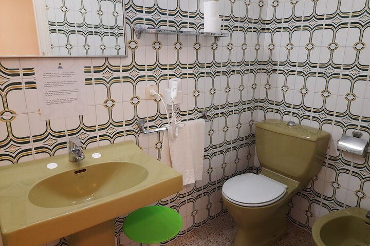 Room 32 of 61