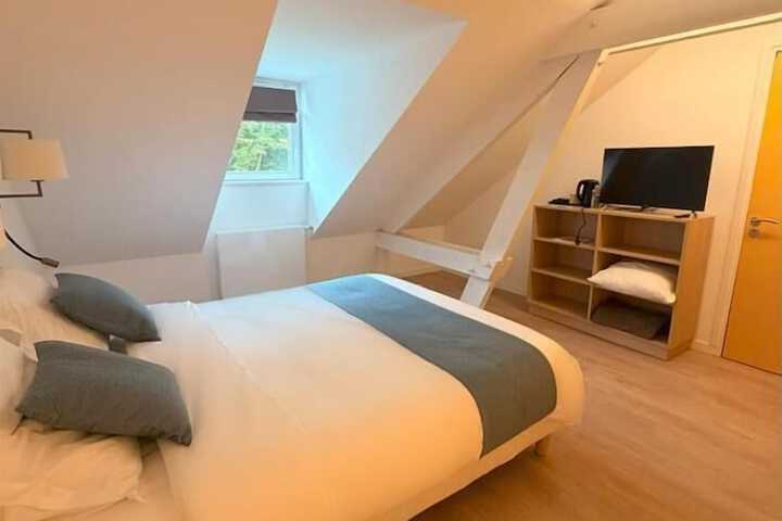 Room 7 of 24