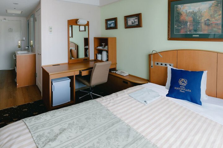 Room 6 of 107