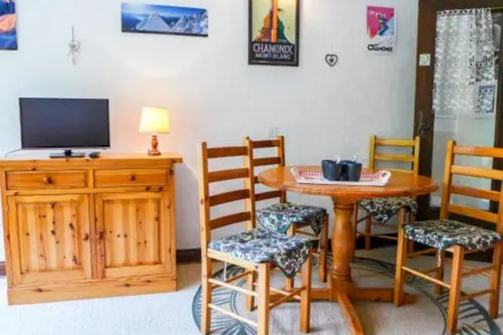 Room 2 of 10