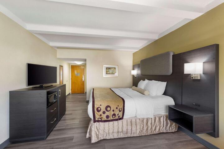 1 King Accessible Roll in Shower Exterior Entrance Microwave, Refrigerator WiFi Full Breakfast (3 of 22)