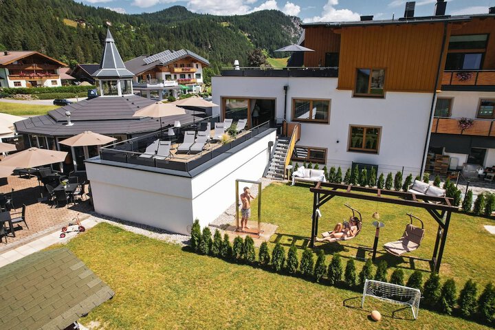 Hotel Exterior 70 of 73