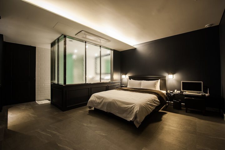 Room 5 of 32
