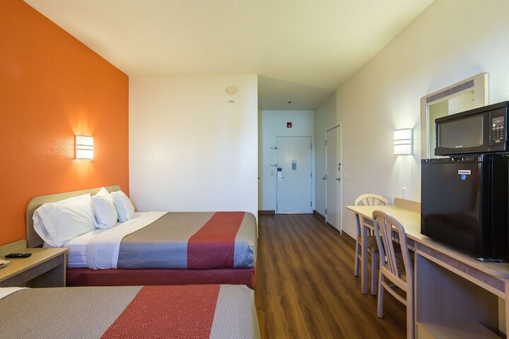 1 Queen Bed (18 of 19)