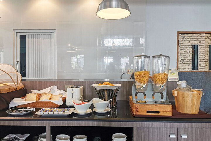 Breakfast/Coffee Service 84 of 92