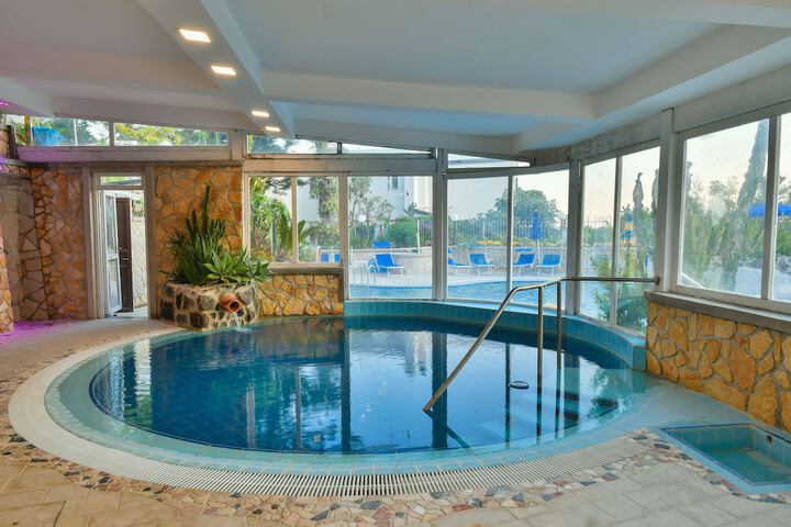 Pools & Facilities
