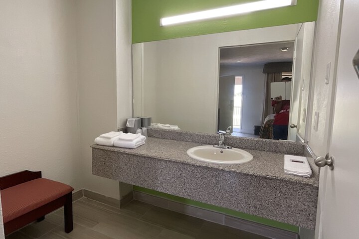 Room 11 of 18