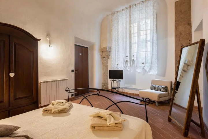 Room 2 of 18