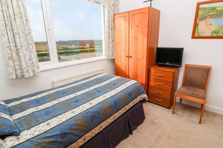 Room 4 of 16
