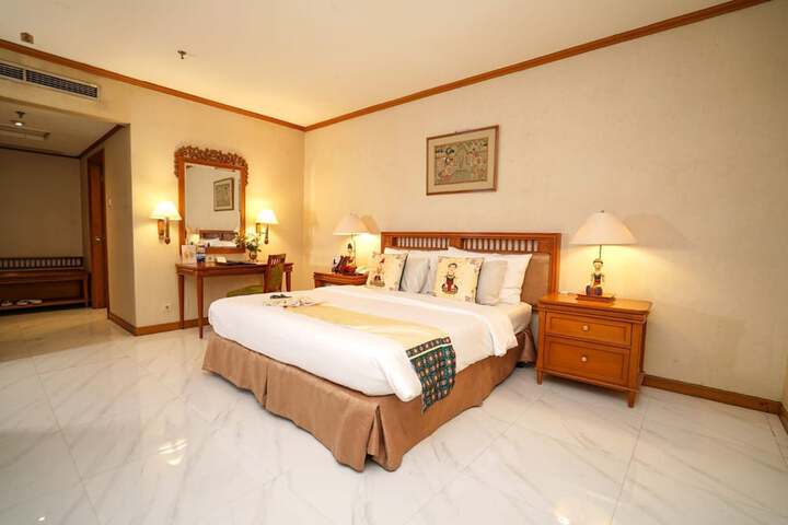 Room 10 of 32