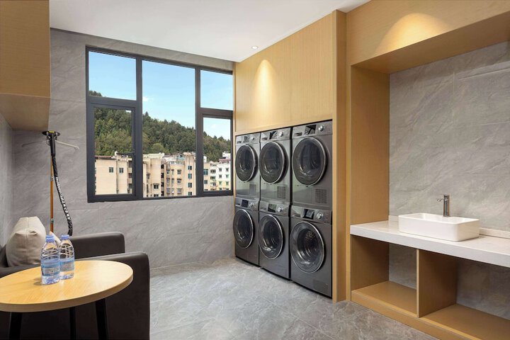 Room 9 of 16