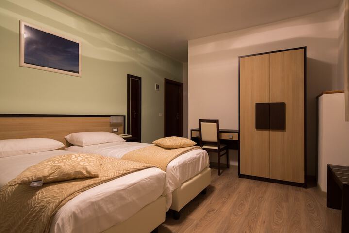 Room 2 of 34