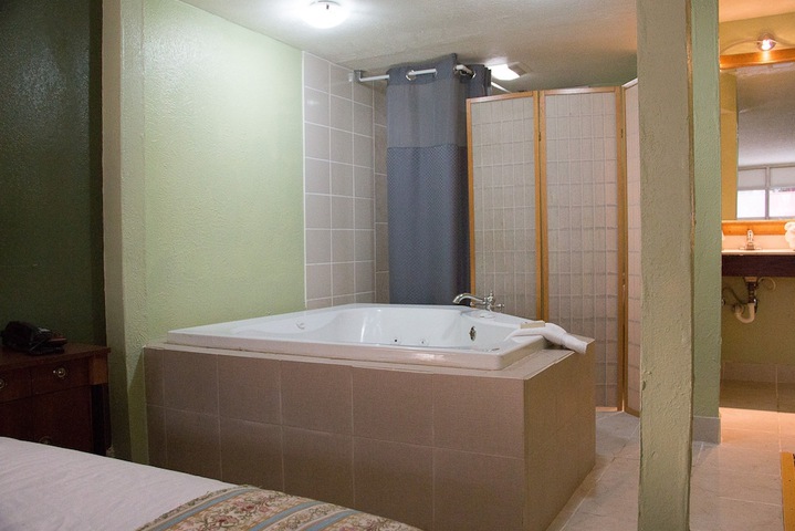 Hot Tub 11 of 15