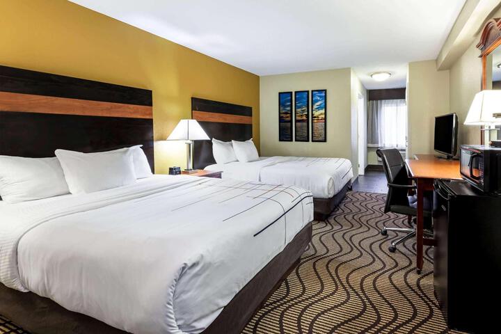 2 Queen Beds (7 of 13)