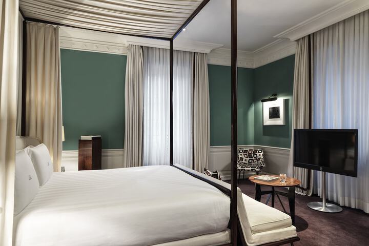 Room 34 of 221