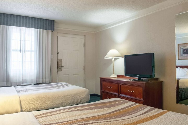 Room 25 of 33