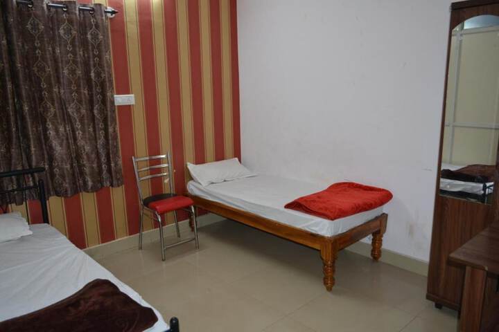 Room 5 of 12