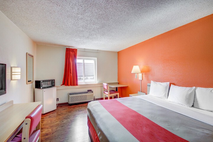 1 King Bed (8 of 8)