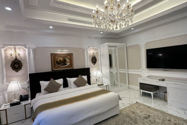 Room 17 of 104