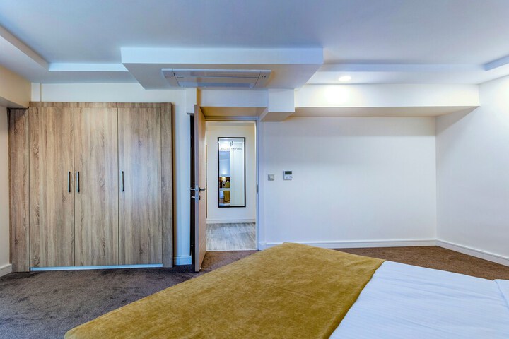 Room 35 of 170