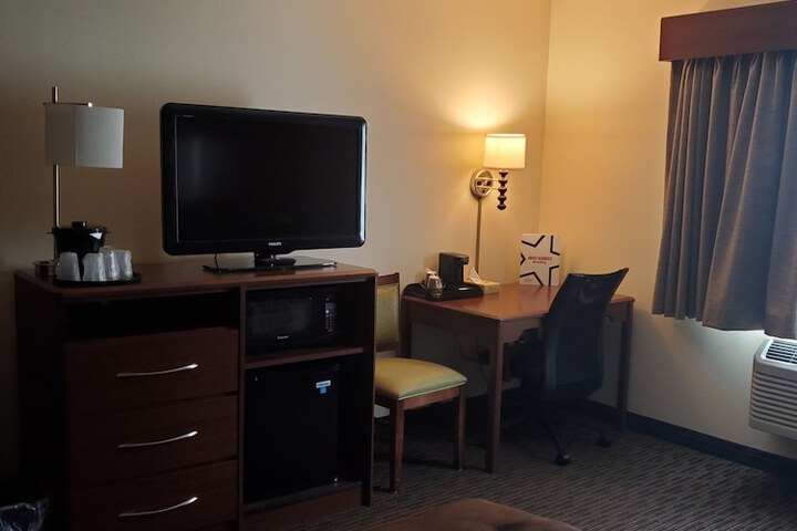 1 King Bed (5 of 8)