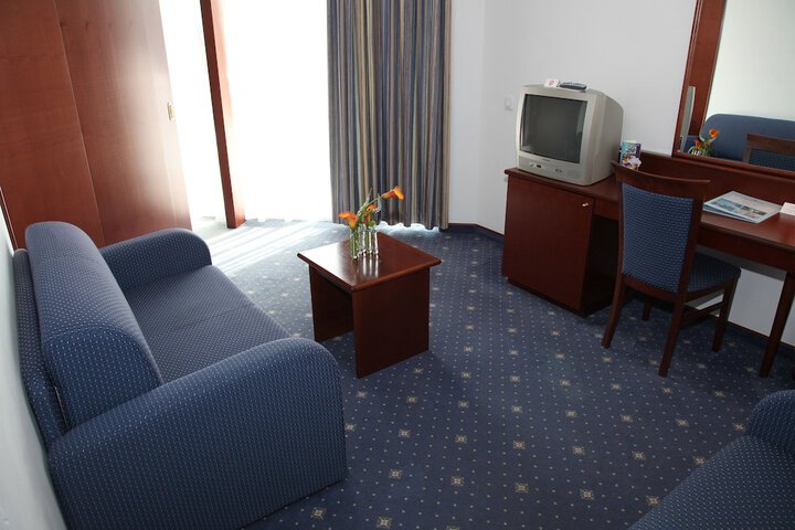 Room 8 of 17