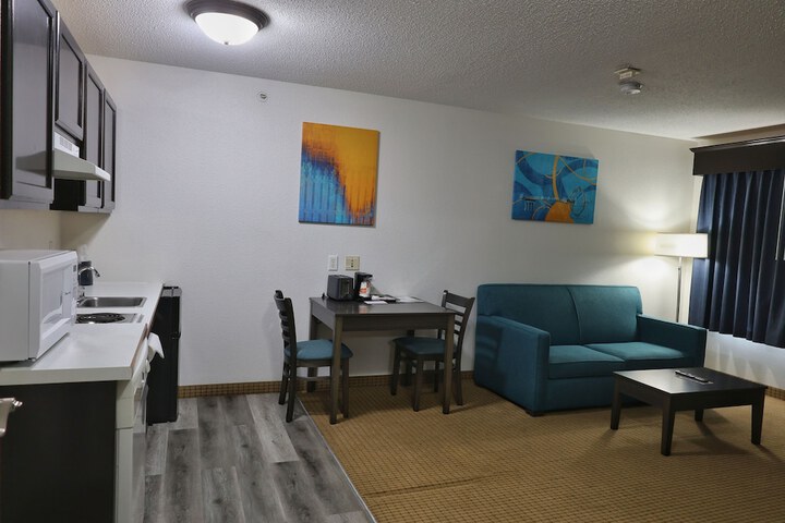 1 Queen Bed Efficiency Suite (38 of 54)