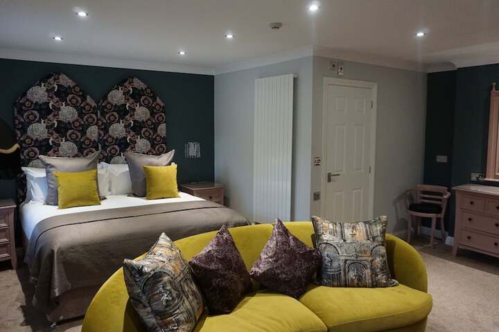 Room 7 of 77