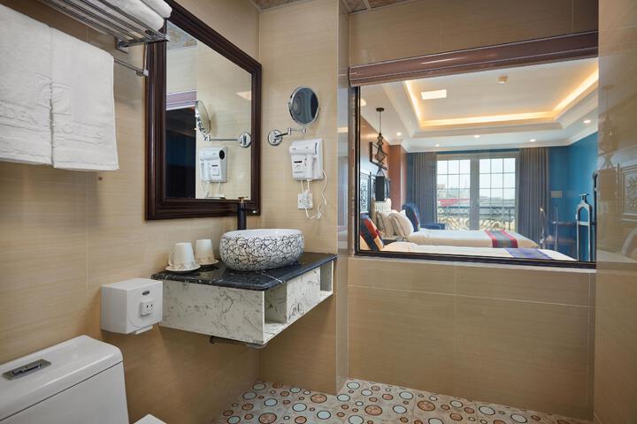 Room 10 of 12