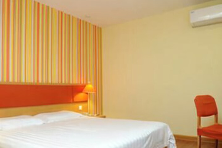 Room 4 of 8
