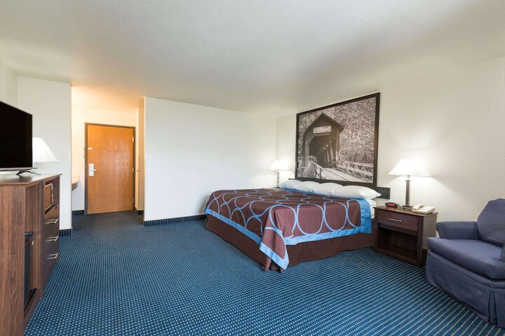 1 King Bed (1 of 4)
