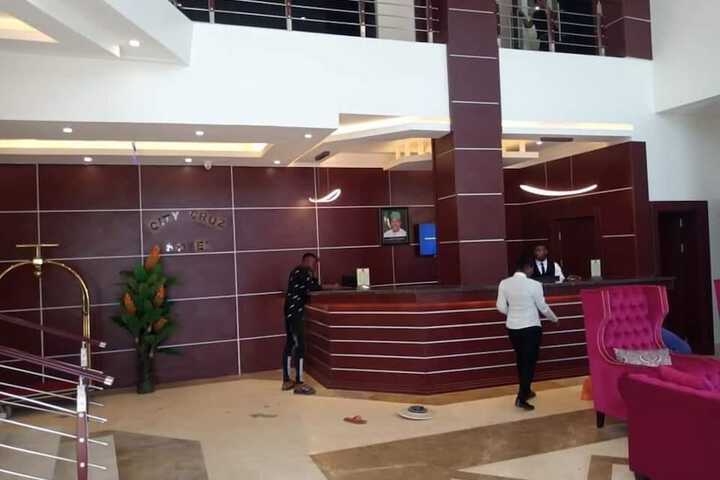 City Cruz Hotel