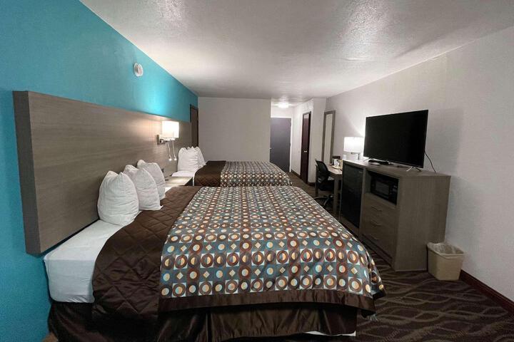 2 Queen Beds (4 of 12)