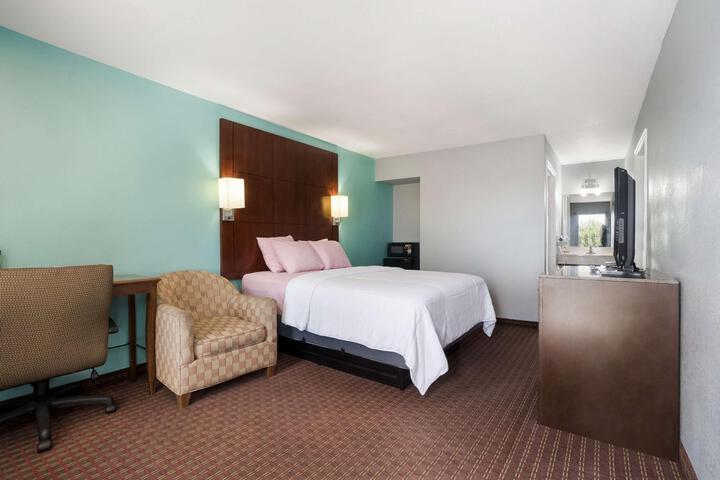 1 King Bed (14 of 18)