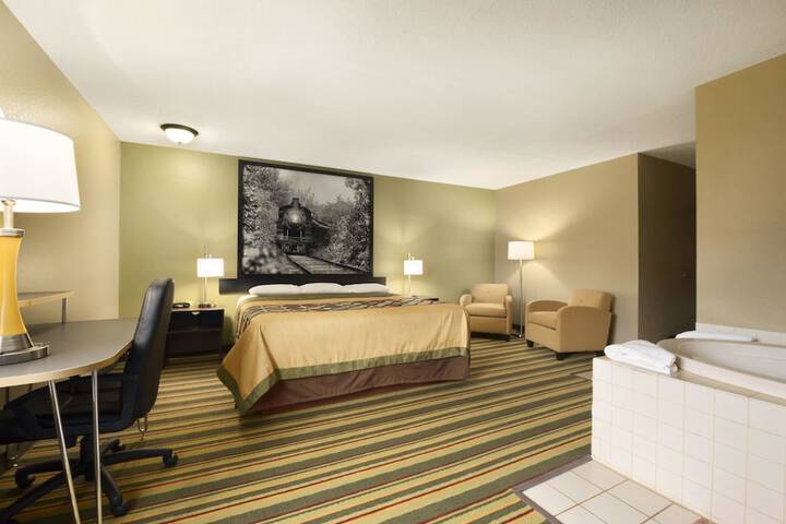 1 King Bed (6 of 10)