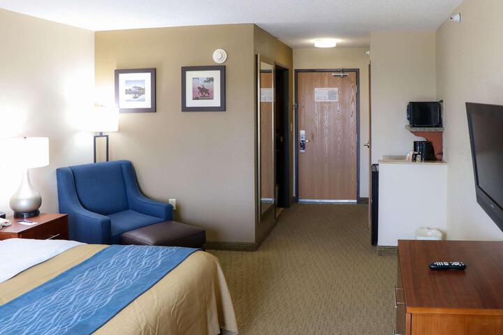 1 King Bed (3 of 6)