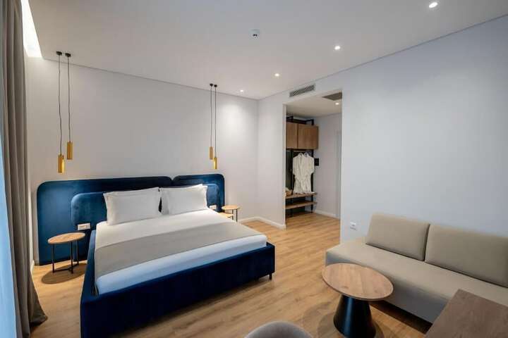 Room 105 of 189