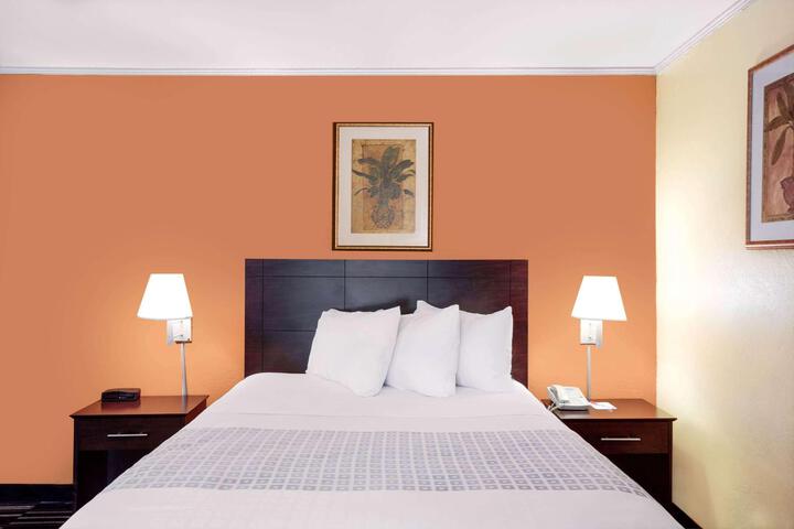1 Queen Bed (12 of 12)